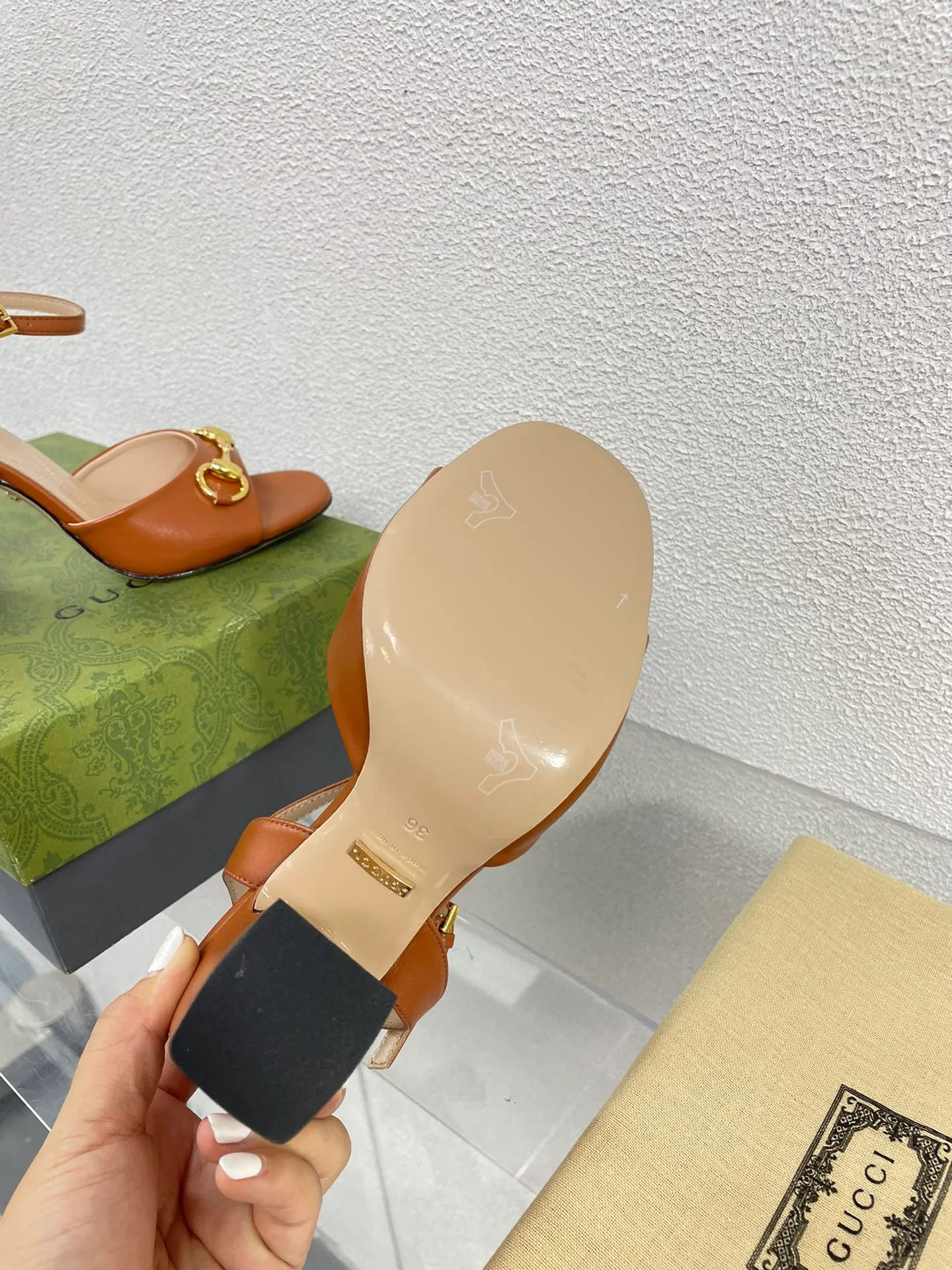 👟👟Ex-factory price 520👟👟 Classic Gucci sandals 💰 Popular 🔥 single product brown, upper made of lambskin, classic logo💪 Exquisite double G diamond buckle hardware, Italian imported genuine leather outsole💯 Sheepskin lining, feet, classic hardware buckle, original custom code number: 35 36 37 38 39 40 41 42 (order 40 41 42) with original packaging